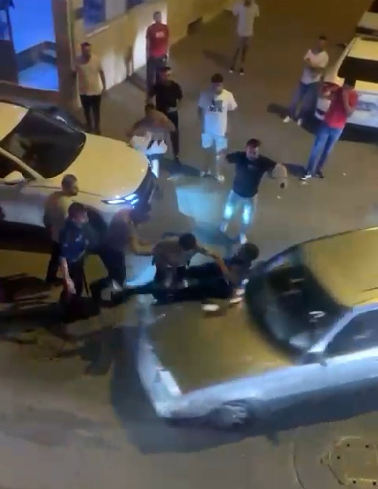  Polisin yakaladığı şüpheliyi korumak için polisleri böyle ezdi