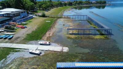 İznik Gölü’nde korkutan görüntü…En büyük iskelesi karaya oturdu