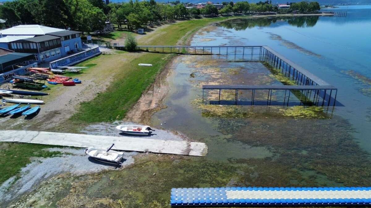 İznik Gölü’nde korkutan görüntü…En büyük iskelesi karaya oturdu