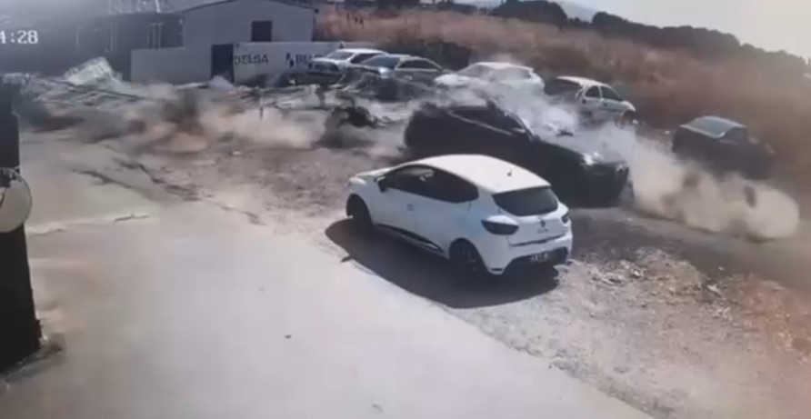 Kule vinç böyle devrildi, sahada çalışan Suriyeliler savaş çıktı zannetti Bursa'da bir inşaat sahasında