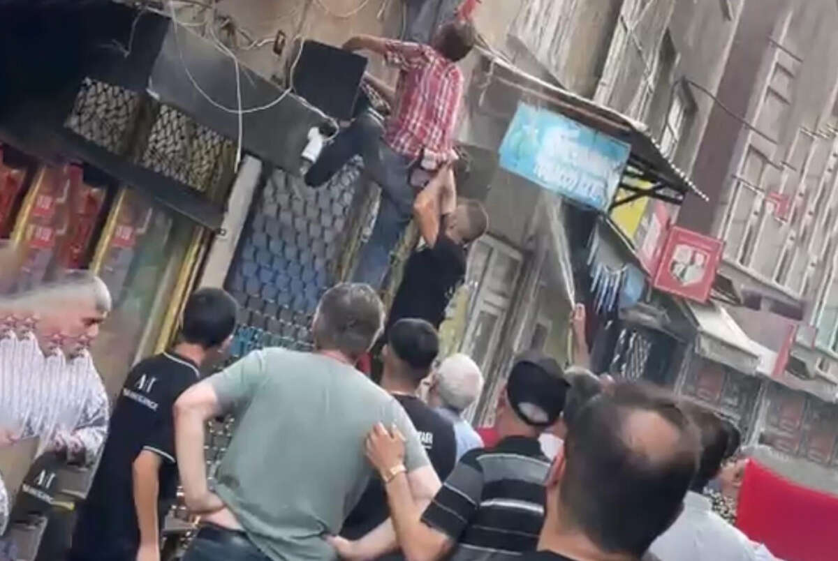  Bursa’da evde çıkan yangında alevlerin arasında kalan kadını mahalleli kurtardı