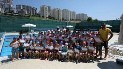 Minik Kulaçlar Yüzme Eğitiminde İkinci Dönemi Başarıyla Tamamladı