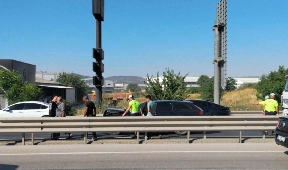 Bursa’da 3 aracın karıştığı zincirleme kaza kamerada Bursa'nın İnegöl ilçesinde 3