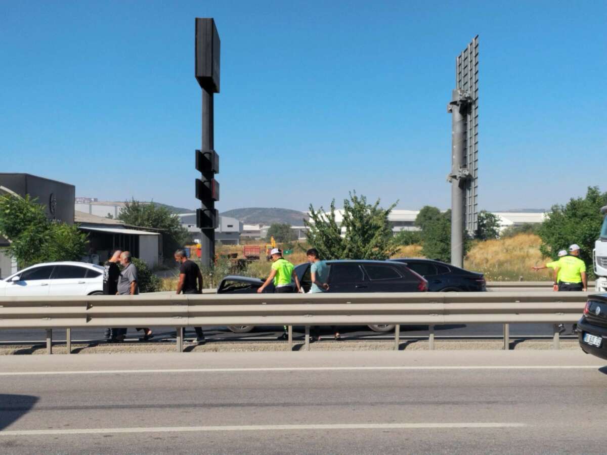 Bursa’da 3 aracın karıştığı zincirleme kaza kamerada