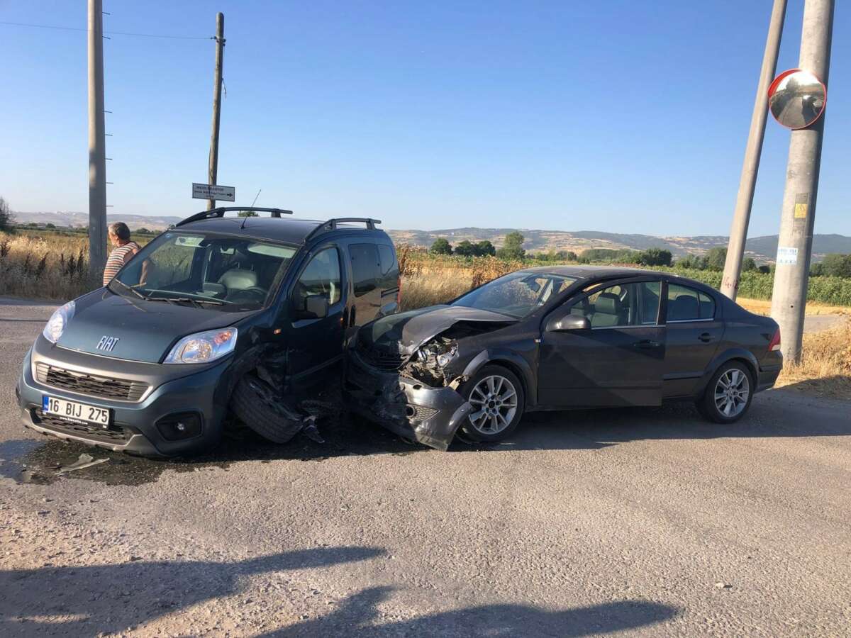 Bursa’da hafif ticari araç ile otomobil çarpıştı; 1’i çocuk 2 kişi yaralandı