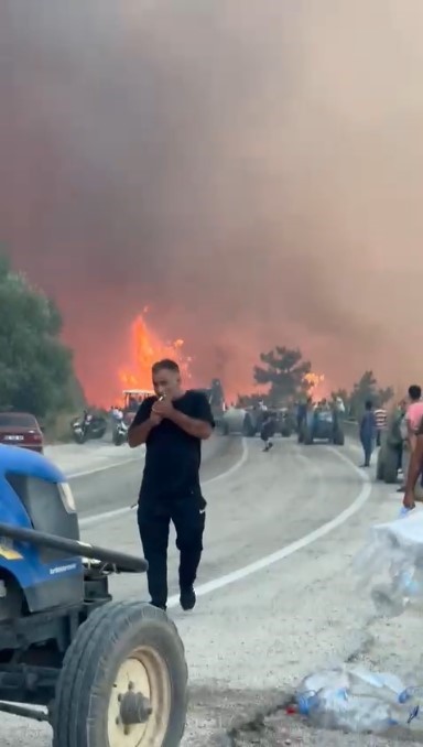 Alevler göğe ulaştı o aldırış etmeden sigarasını yaktı…