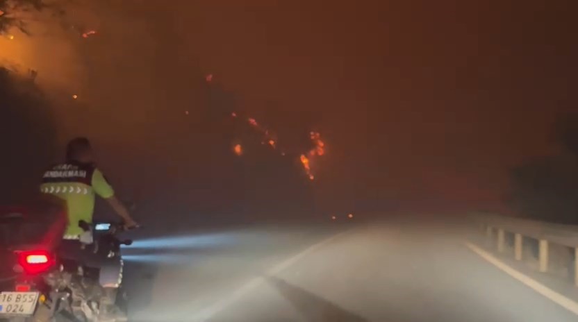 Alev kapanından kaçış anı kamerada… Jandarma ve basın mensupları yangında mahsur kaldı Bursa'nın Gürsu ilçesinde çıkan