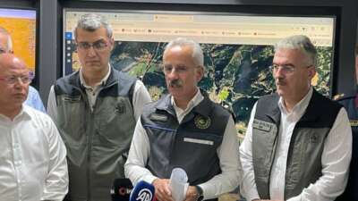 Bakan Uraloğlu: “2 mahallemiz boşaltıldı. Yangından dolayı yaralanan hiç kimse yok”