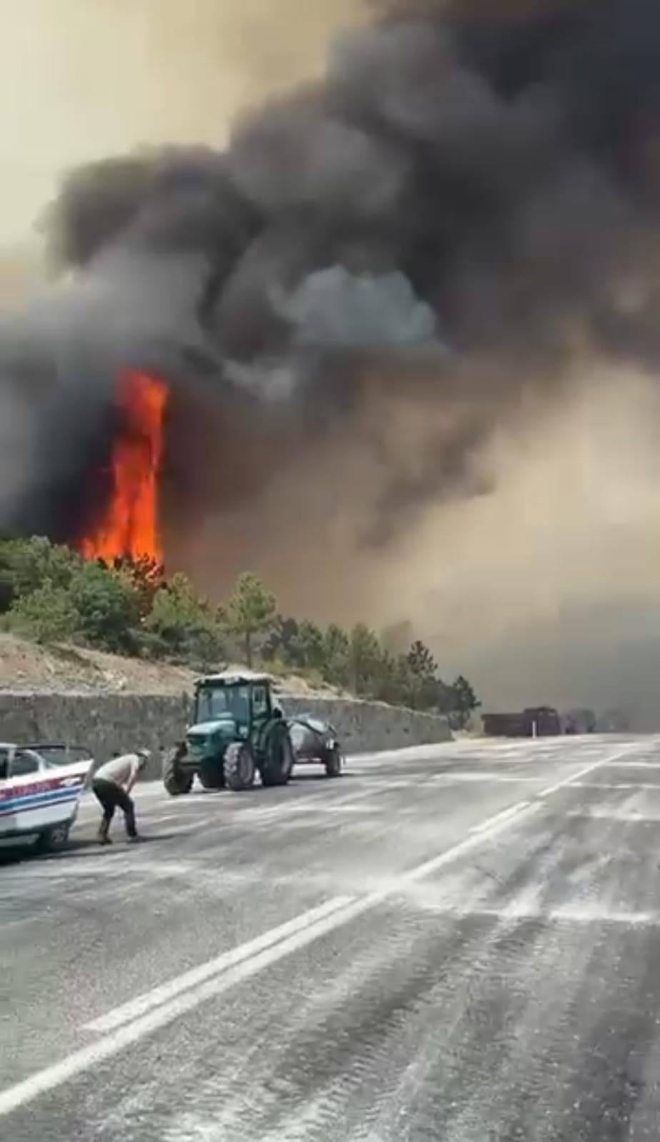 Bursa’da 5 köyün tahliye edildiği yangın büyüyerek sürüyor