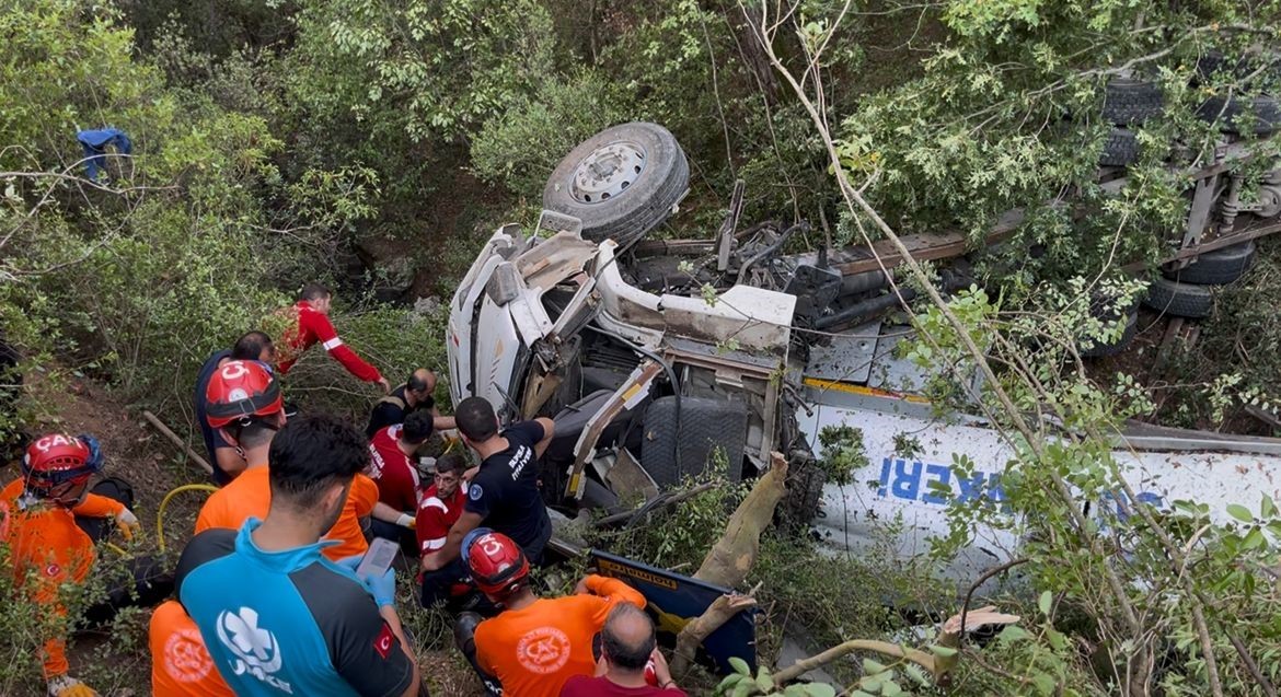 Yangına giderken kazada hayatını kaybeden 3 kişinin kimlikleri belli oldu