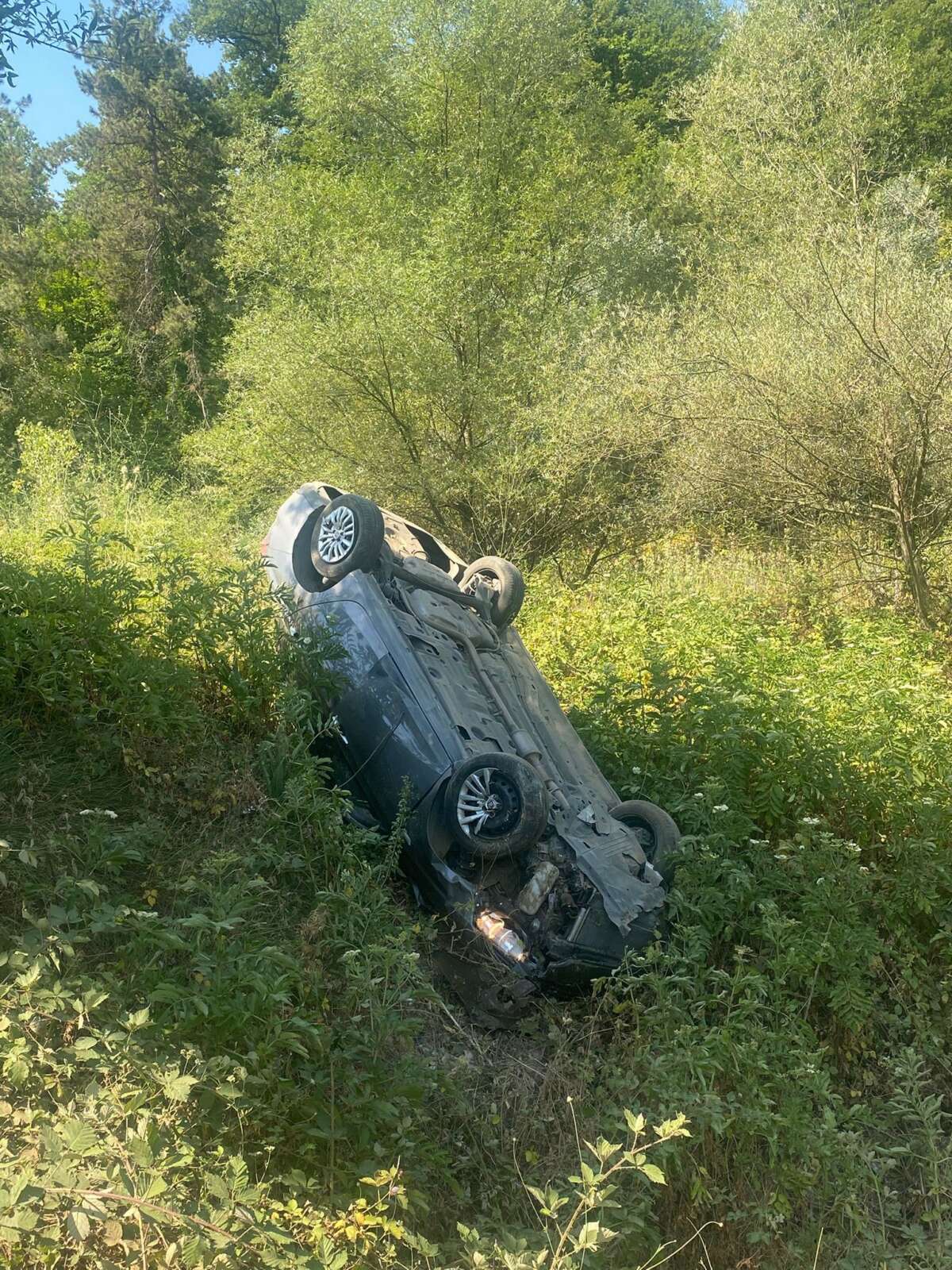İnegöl’de lastiği patlayan araç şarampole yuvarlandı