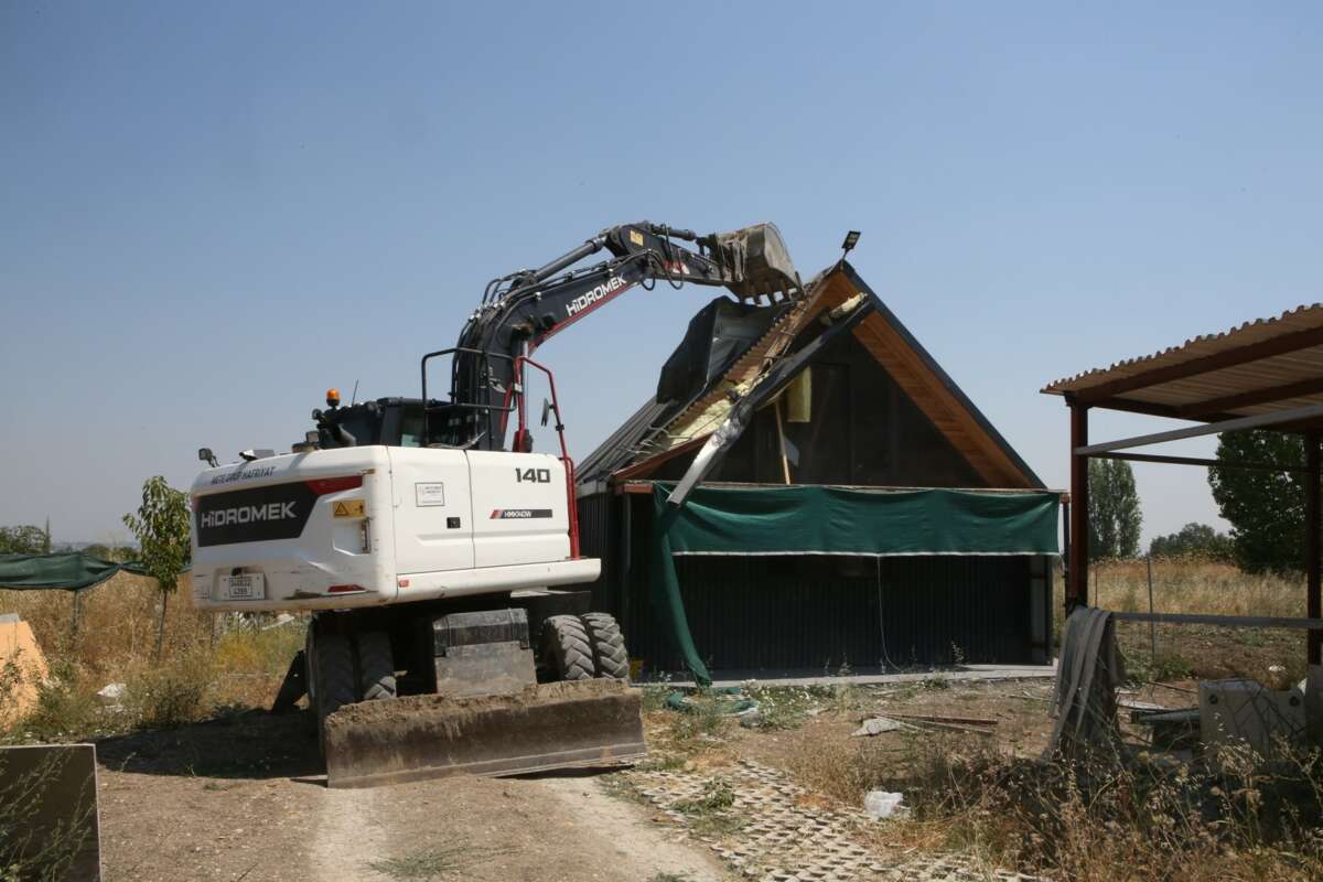 Nilüfer’de iki kaçak yapı yıkıldı