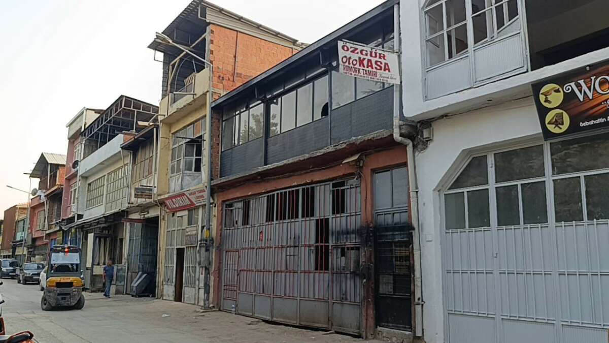 Bursa’da çatı çöktü: 29 yaşındaki genç ağır yaralandı