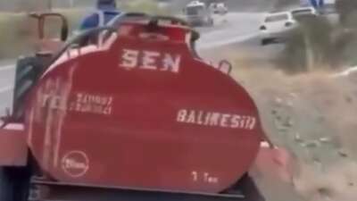 Lastiği patlak traktörüyle yangına su taşıyan çiftçi konuştu