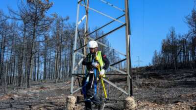 Yangın bölgesinde enerji hatlarının onarımı başladı