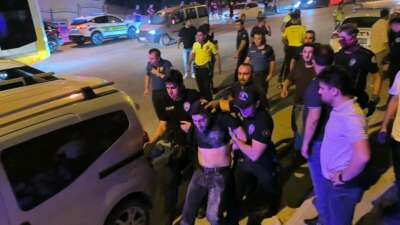 Gençler arasındaki kavga kamerada… Polis biber gazı sıktı, gözaltına aldı