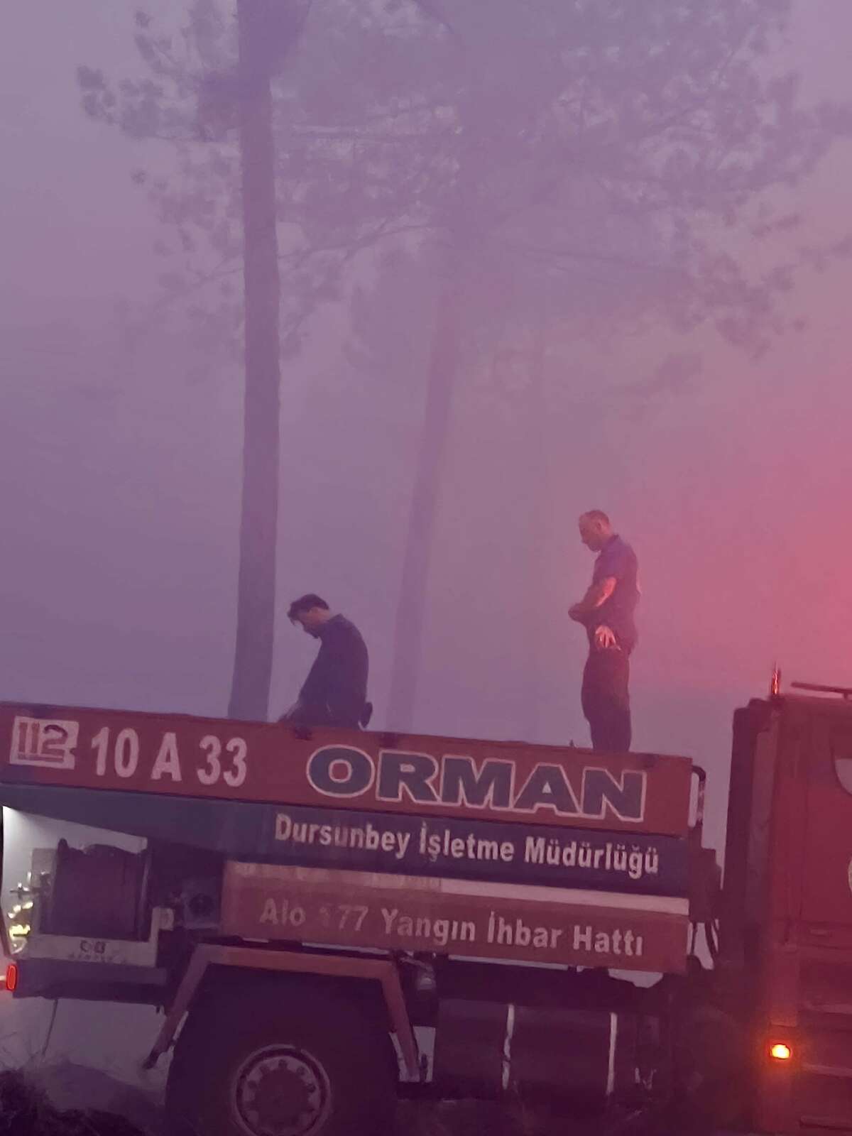Yangınla mücadele arasında araç üzerinde namazını kılan kahramanlar İHA’ya konuştu