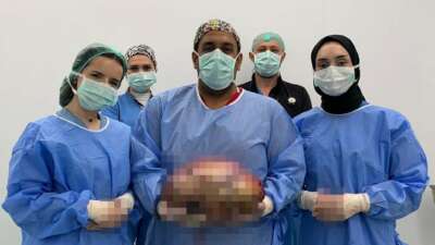 Kadın hastanın karnından 10 kiloluk kitle tespit edildi