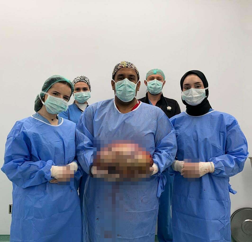 Kadın hastanın karnından 10 kiloluk kitle tespit edildi