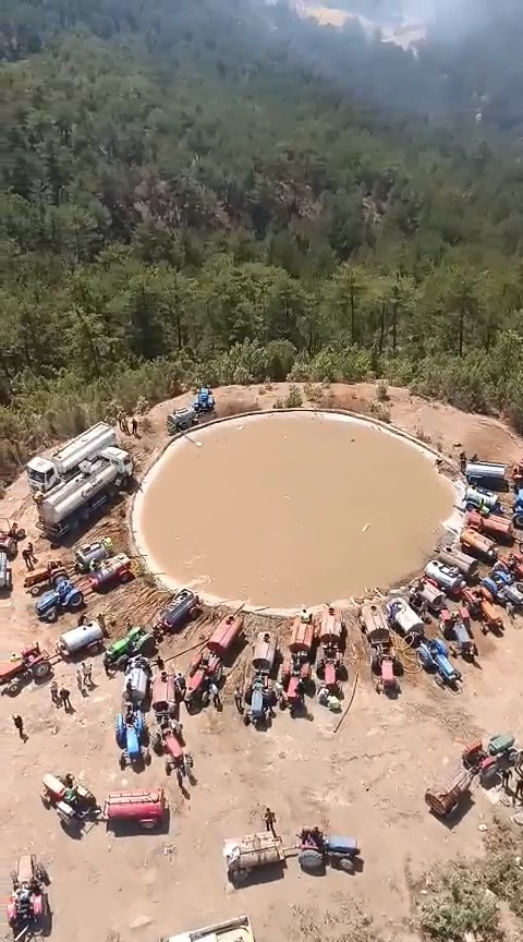 Bursa’daki yangılarda traktörlü çiftçi ordusu helikopterden görüntülendi