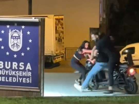 Alkollü kız ortalığı birbirine kattı Bursa'nın Yıldırım ilçesinde alkollü