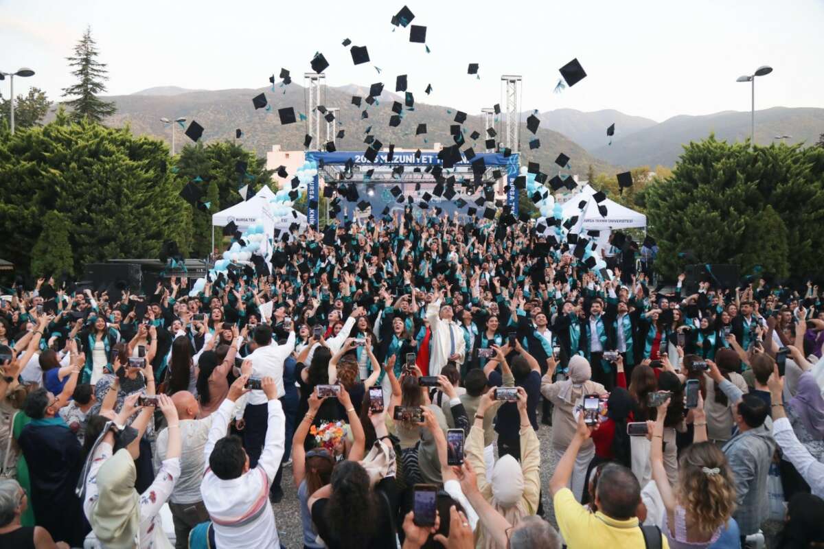 BTÜ’de mezuniyet sevinci ve 15. yıl gururu bir arada