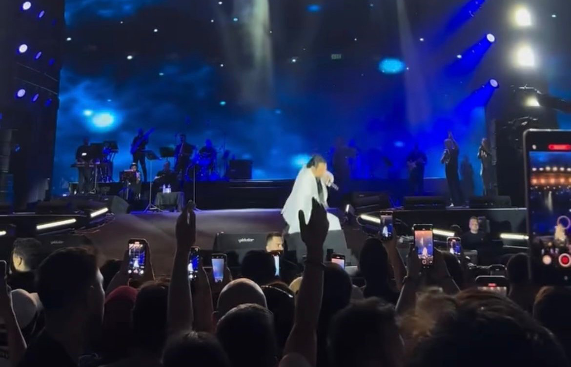 Bursa’da sahnede talihsiz anlar: Bayhan şarkı söylerken yere düştü