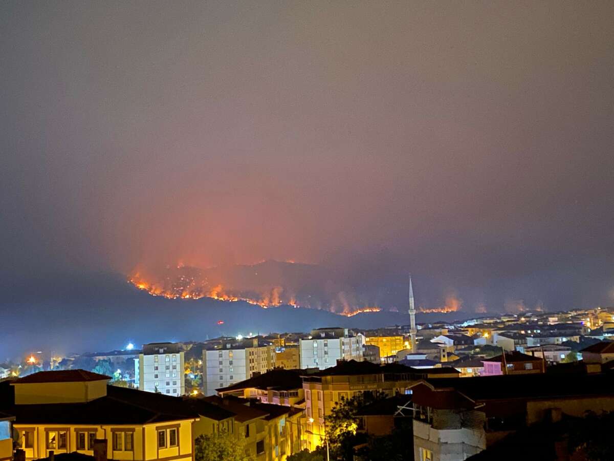 Bilecik’teki yangında alevler ilçe merkezine doğru ilerliyor