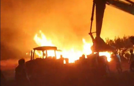 Bilecik’teki yangında traktör ve otomobil alevler arasında kaldı