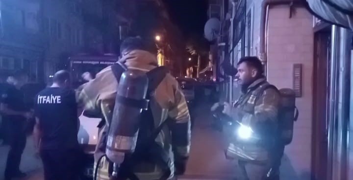 Bursa’da gece yarısı mahalleyi ayağa kaldıran yangın Bursa'da gece yarısı bir