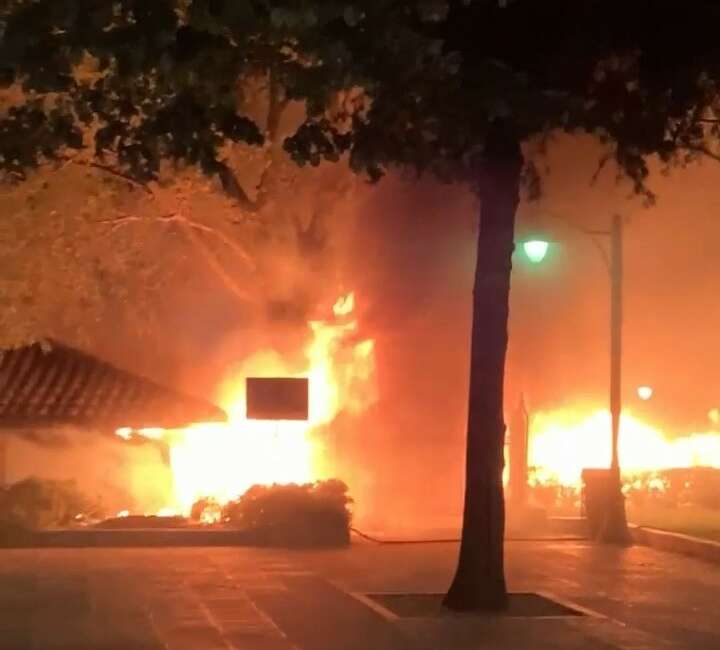 Bursa’da tarihi çay bahçesi alevlere teslim oldu Bursa'da tarihi Çekirge Semti'nde