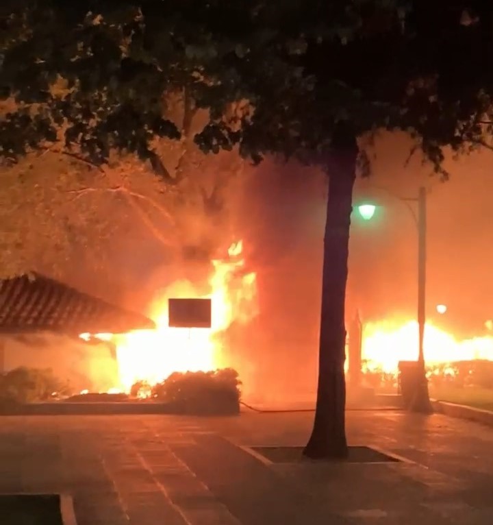 Bursa’da tarihi çay bahçesi alevlere teslim oldu