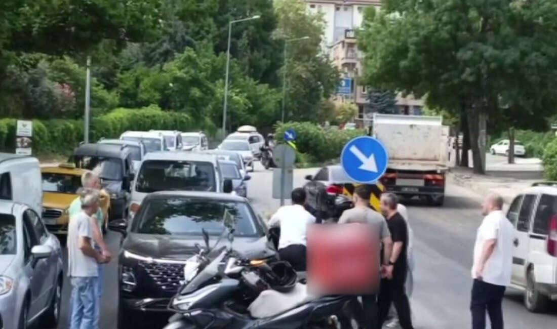 Bursa’da yol verme kavgası kamerada Bursa'nın Osmangazi ilçesinde ‘yol