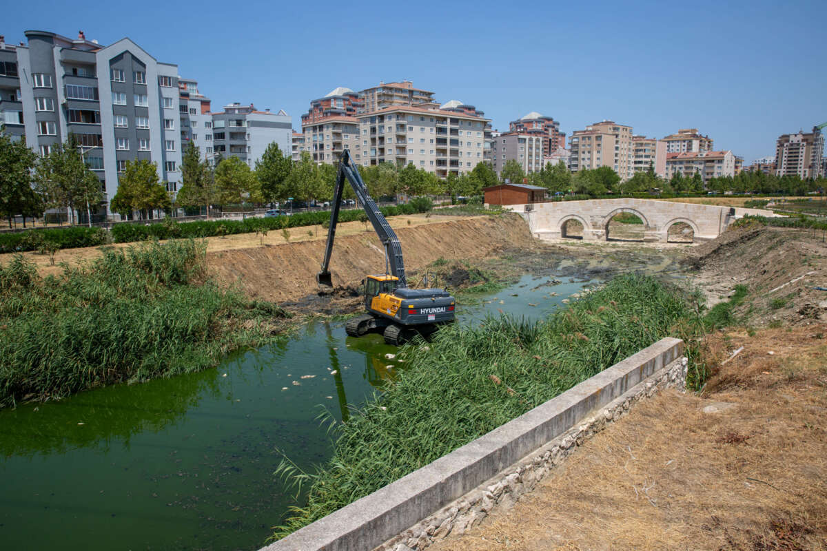 Bursa Büyükşehir’den Ayvalı Dere’de temizlik ve ıslah çalışması