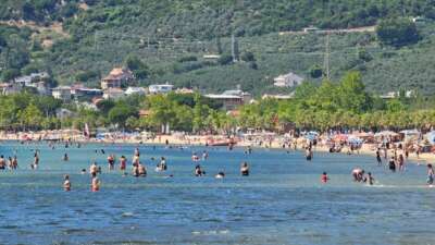 Erdek’te tatilci yoğunluğu, trafik hattı havadan görüntülendi