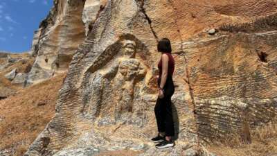 2000 yıllık Herkül kabartması sahipsizlikten yok oluyor