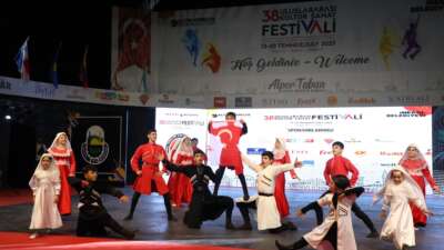 İnegöl’de kardeşlik rüzgarı; Festival heyecanı tüm şehri sardı