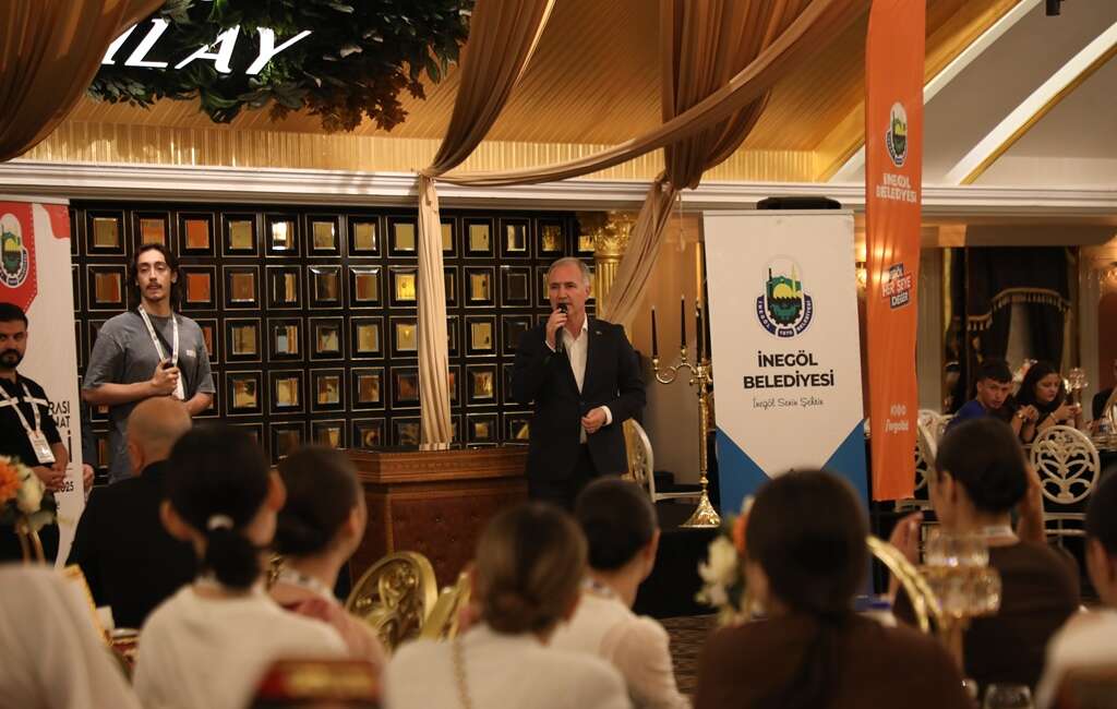 İnegöl’de kültür sofrası kuruldu: 10 ülkenin temsilcileri aynı masada buluştu İnegöl Belediyesi’nin ev sahipliğinde