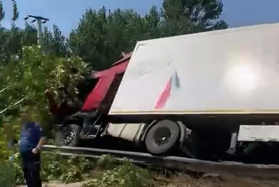 Bursa’da tır kazası: Kontrolden çıkan araç devrildi