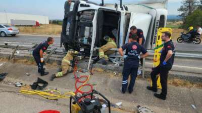 Bursa-Balıkesir karayolunda kontrolden çıkan kamyonun