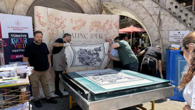  Kozahan’daki ipek baskı şovu izleyenleri büyüledi