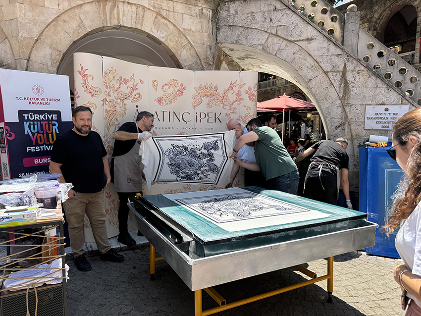  Kozahan’daki ipek baskı şovu izleyenleri büyüledi