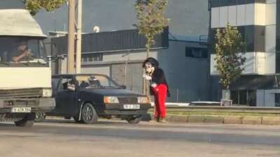  Mendil satıcısı ‘Miki Fare’ büyük ilgi gördü