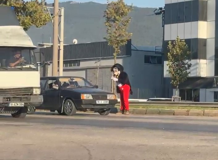 Bursa'da trafik lambalarında elinde