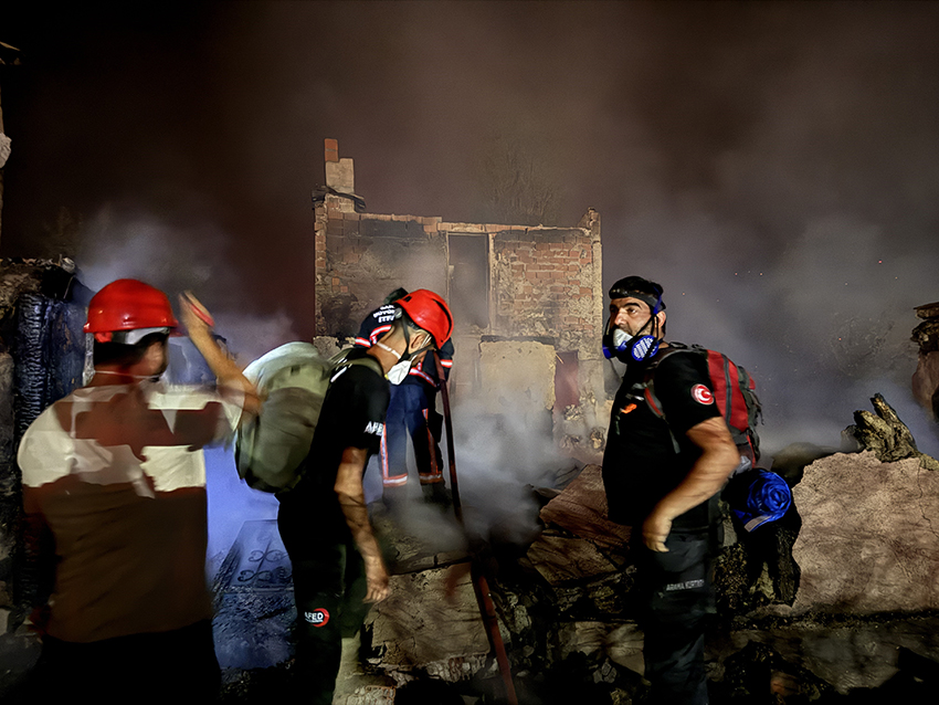 Orman yangının sıçradığı mahallede 3 ev kül oldu Sakarya'nın Geyve ilçesindeki ormanlık