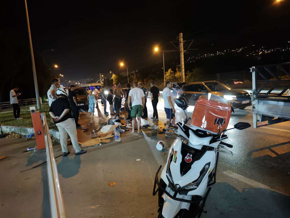 Otomobil elektrikli motosiklete çarptı: 3 yaralı