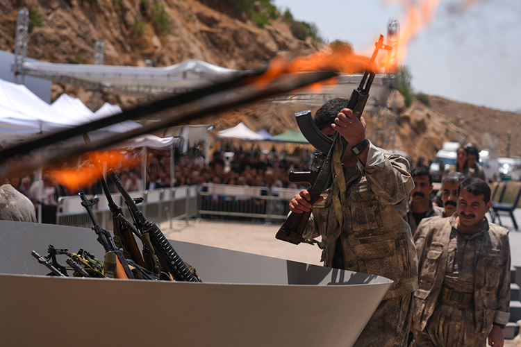 PKK’lı Bir Grup Süleymaniye’de silahlarını imha etti