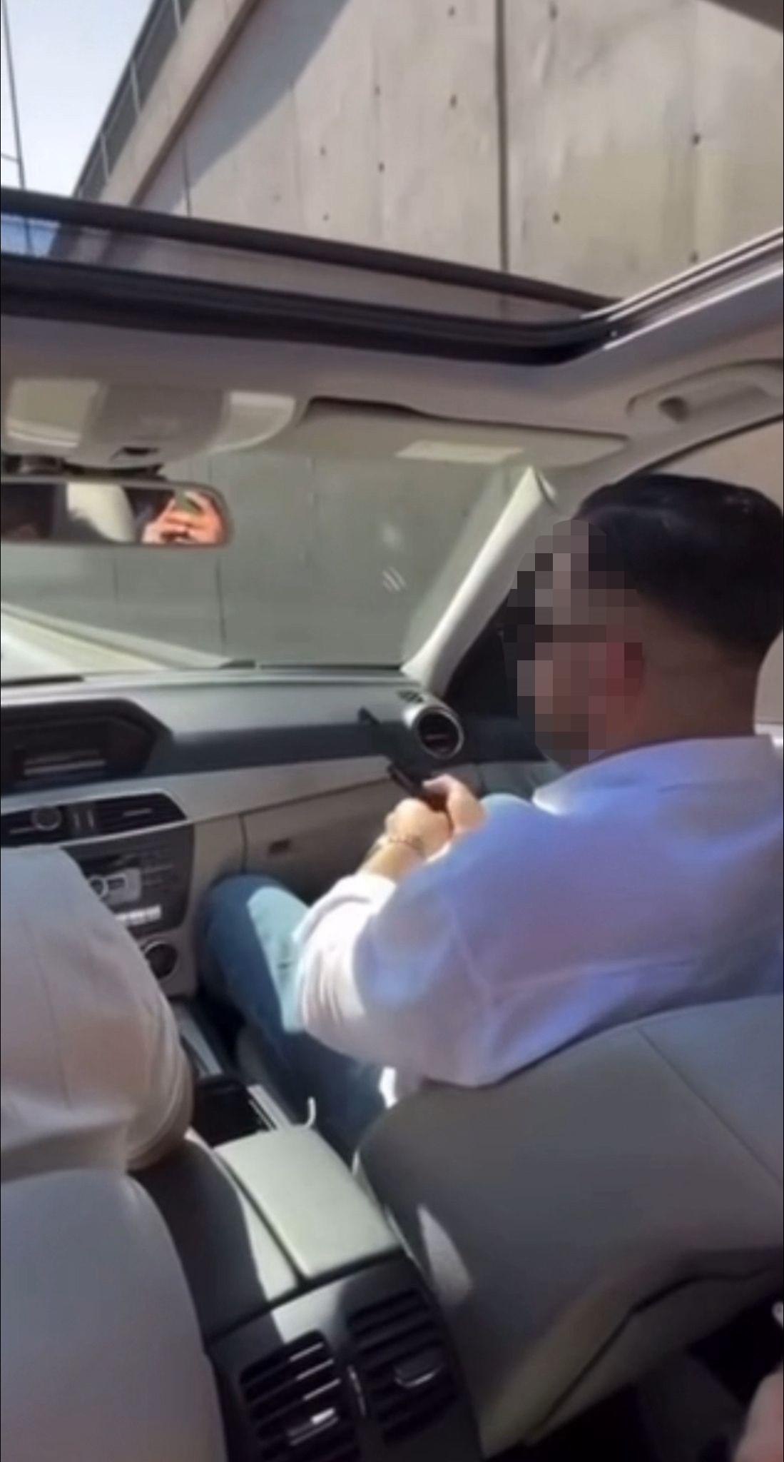 Seyir halindeki araçtan peş peşe böyle ateş açtı