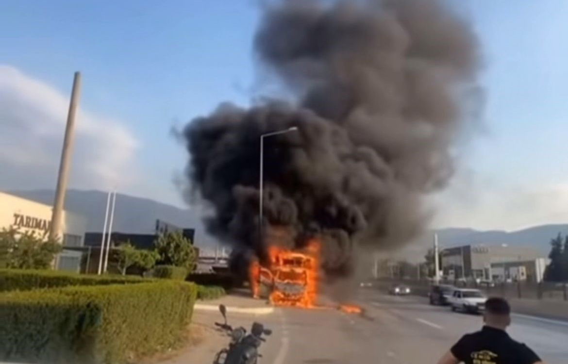 Seyir halindeki kamyonet bir anda alev topuna döndü