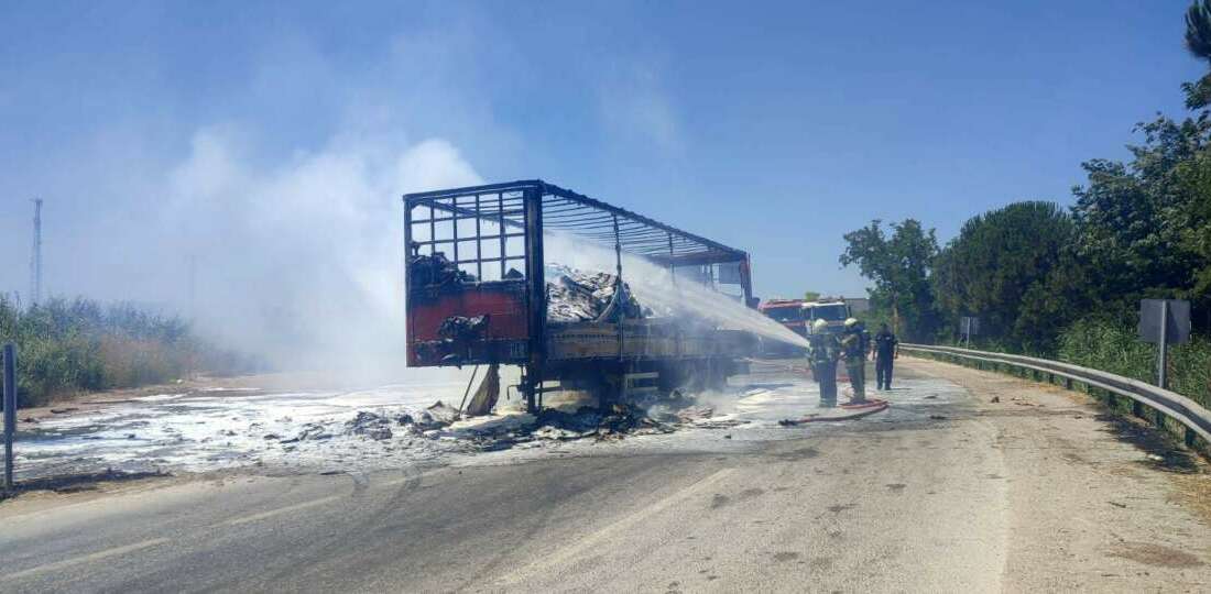 Tır alevlere teslim oldu Bursa'nın Karacabey ilçesinde, Çatrak
